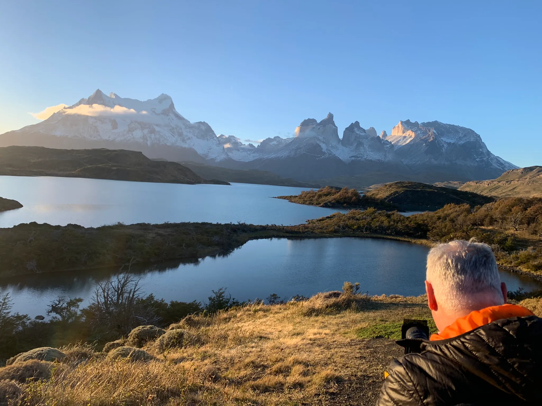 Los Cuernos del Paine reflejados en una laguna al atardecer