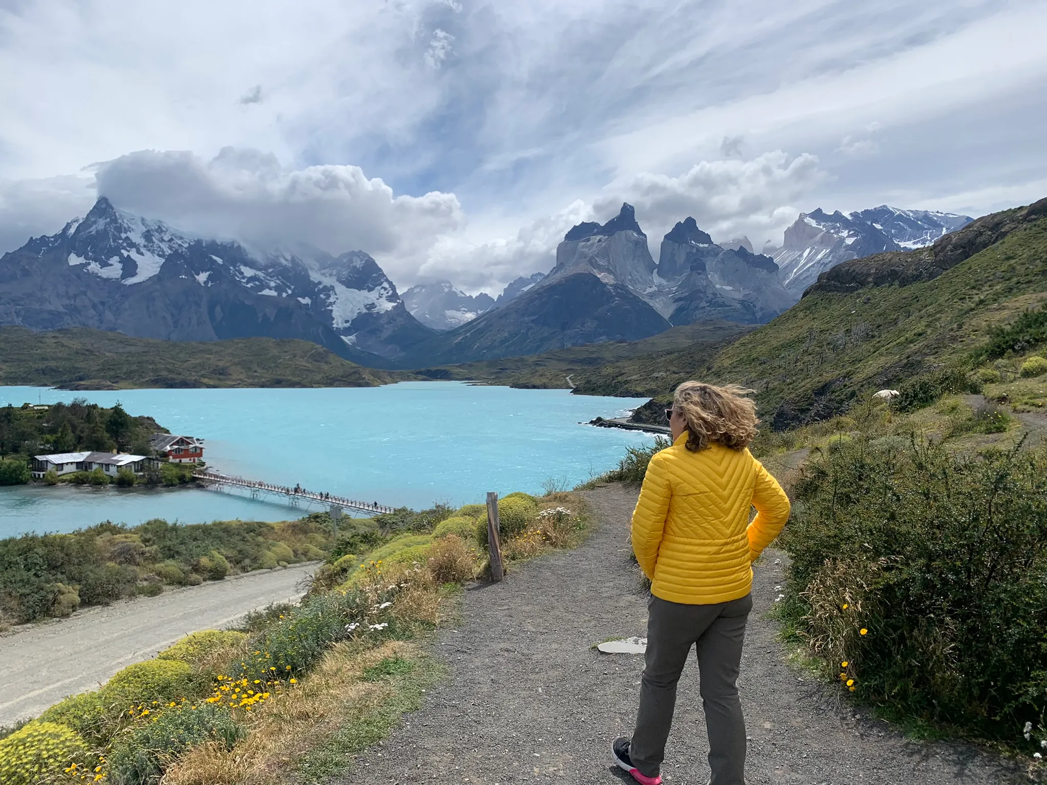 Vista de los Cuernos del Paine sobre las aguas turquesas del lago Pehoé
