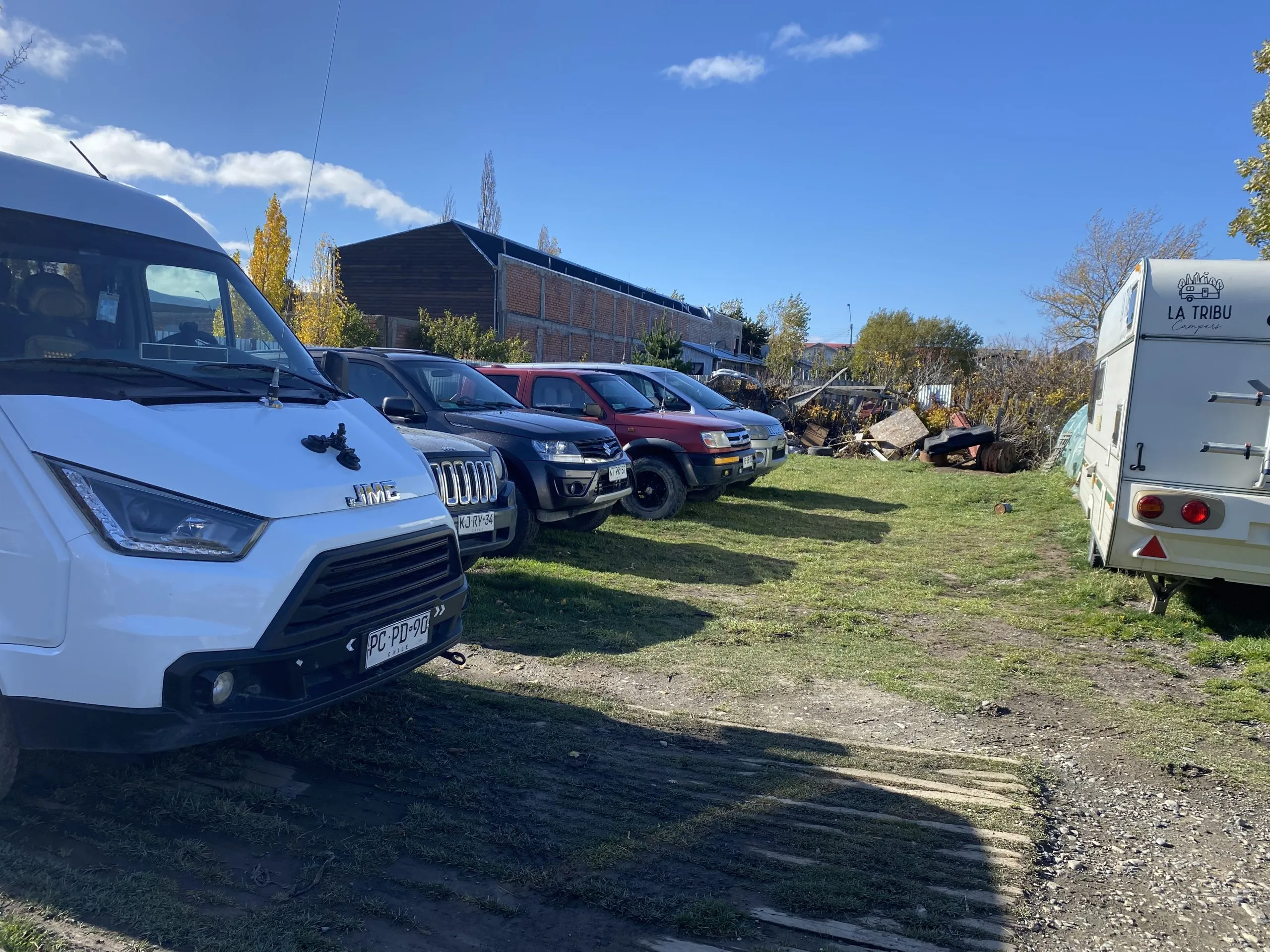 Flota de minibuses y camionetas de Aguila Tours estacionada en Puerto Natales