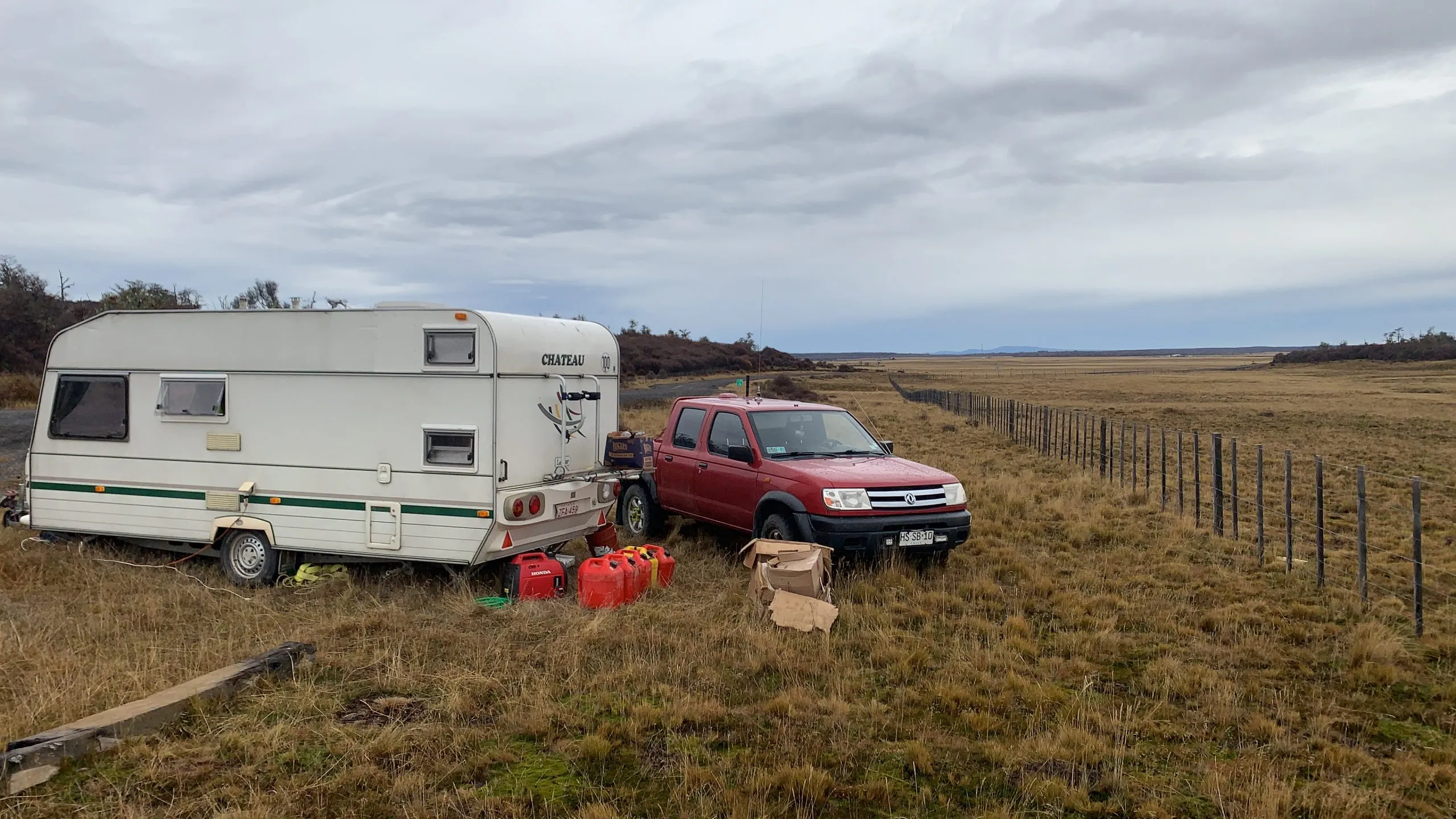 Motorhome y camioneta 4x4 de Aguila Tours en la estepa patagónica