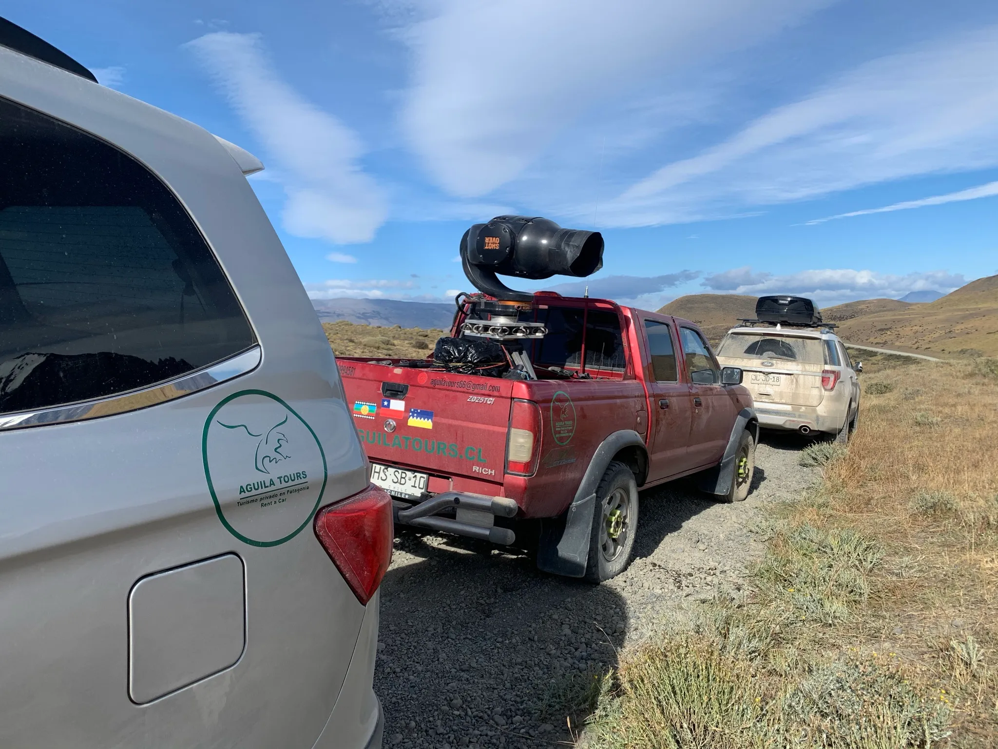 Camioneta 4x4 con equipamiento de filmación cargado en el techo